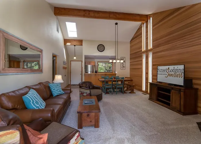 Stunning Condo, 2 Masters, Amazing View, Sharc Passes, Bikes