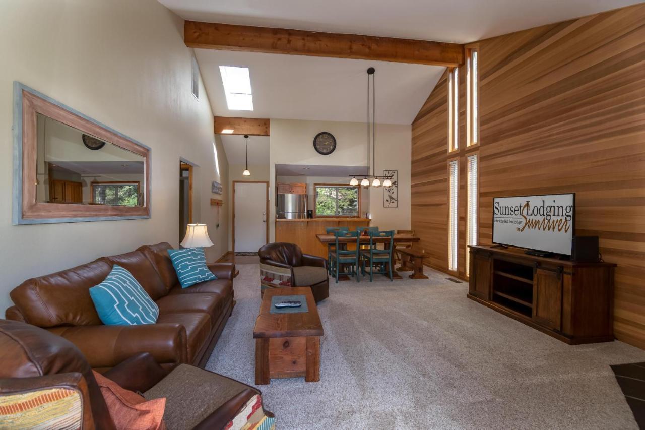 Stunning Condo, 2 Masters, Amazing View, Sharc Passes, Bikes Holiday home Sunriver