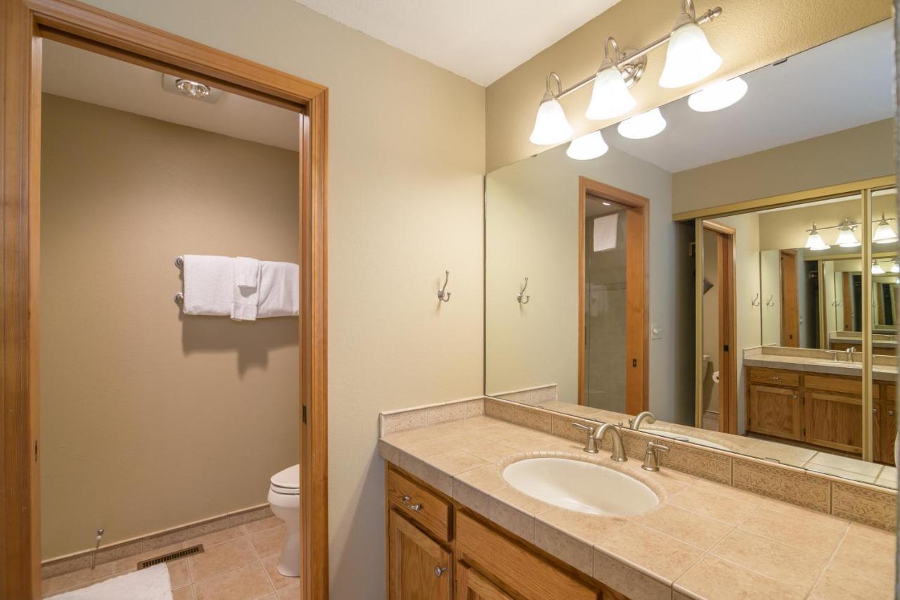 Stunning Condo, 2 Masters, Amazing View, Sharc Passes, Bikes * Sunriver